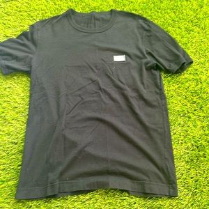 i am selling a medium dolce and gabbana black t shirt
